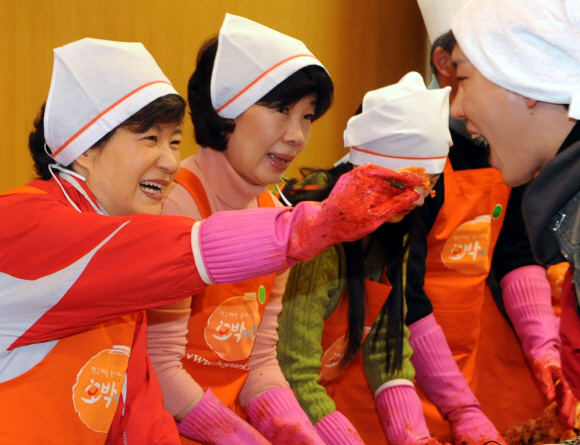 박근혜(맨 왼쪽) 전 대표는 30일 서울 후암동에서 열린 김장담그기 행사에 참석,“어려울수록 사회에 온정이 흘렀으면 좋겠다.”고 말했다. 이언탁기자 utl@seoul.co.kr