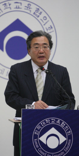 한국대학교육협의회 박종렬 사무총장이 30일 서울 상암동 대교협 사무실에서 2010학년도 대학입시 전형계획을 발표하고 있다. 연합뉴스