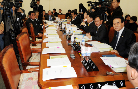 반쪽 小委 국회 예산결산특별위원회 계수조정소위가 1일 오전 예산안 재수정을 요구하는 민주당 의원들이 전원 불참한 가운데 열리고 있다.오후에는 일부 민주당 의원들이 참석했다. 김명국기자 daunso@seoul.co.kr