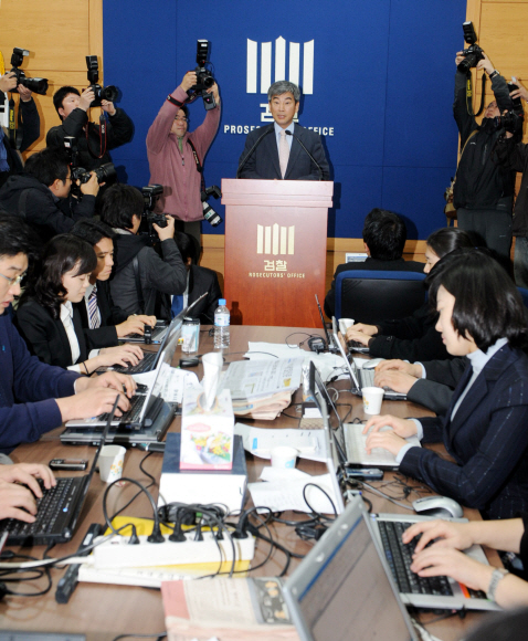 1일 최재경 대검수사기획관이 기자실에서 노건평씨 관련 수사상황을 브리핑하고 있다. 안주영기자 jya@seoul.co.kr 