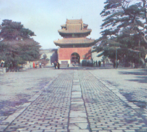 병자호란을 일으킨 청나라 제2대 황제 홍타이지(皇太極·1592~1642)가 묻힌 중국 선양(瀋陽)의 소릉(紹陵).청 황제의 무덤 가운데 가장 큰 것으로,1643년 조성하기 시작해 1651년 기본 건축이 완성되었고,이후에도 여러차례 보수와 증축이 이루어져 현재의 규모가 되었다고 한다.