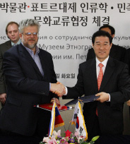2일 오전 국립민속박물관 대회의실에서 신광섭(오른쪽) 관장이 러시아 표트르 대제 인류학·민족지학 박물관 유리 키릴로비치 치스토프 관장과 문화교류협정 체결서를 주고 받은 뒤 악수를 나누고 있다. 국립민속박물관 제공