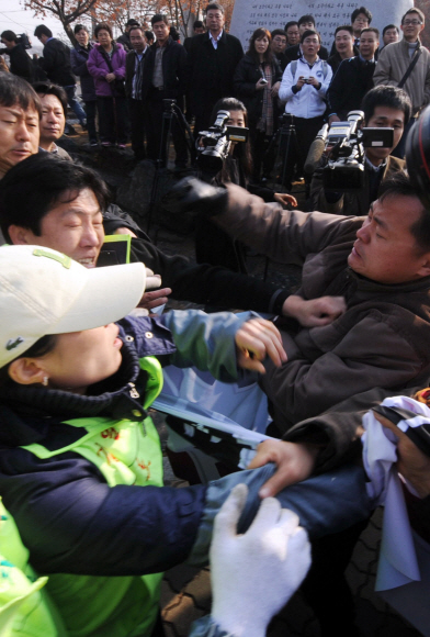 2일 정부의 자제 요청에도 경기 파주시 임진각 자유의 다리에서 대북 전단을 살포한 보수단체 회원들이 이를 막으려는 진보단체 회원들과 몸싸움을 벌이고 있다. 안주영 기자 jya@seoul.co.kr