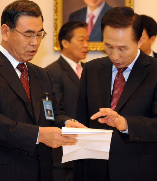 이명박(오른쪽) 대통령이 2일 청와대에서 열린 국무회의에 앞서 이상희 국방장관에게 보고를 받고 있다. 최해국기자 seaworld@seoul.co.kr 　