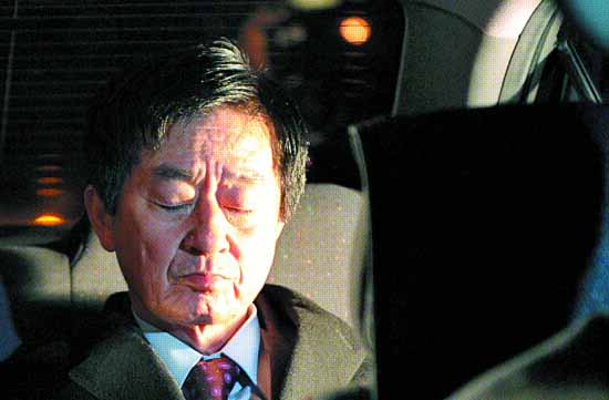 4일 구속영장이 발부된 노무현 전 대통령의 형 건평씨가 서울 대검찰청에서 구치소로 이동하는 차에 오른 뒤 눈을 감은 채 입을 굳게 다물고 있다. 정연호기자 tpgod@seoul.co.kr