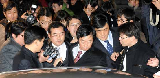 세종증권이 농협에 인수되도록 도와주고 금품을 받은 혐의로 구속영장이 발부된 노무현 전 대통령의 형 건평씨가 4일 오후 서울 서초동 대검찰청 앞에서 구치소로 향하는 차에 오르고 있다.  손형준기자 boltagoo@seoul.co.kr
