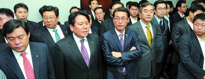 내년 예산안 처리를 둘러싸고 종일 여야의 극한대치가 이어진 4일 한나라당 의원들과 보좌진들이 이날 오후 국회 예결특위 계수조정소위 회의장 주변을 에워싼 채 민주당 의원들의 출입을 막고 있다. 김명국기자 daunso@seoul.co.kr