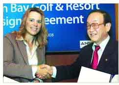 안니카 소렌스탐(왼쪽)이 지난달 28일 싱가포르에서 충남 태안 골든베이골프장 코스설계 계약을 체결한 뒤 한화리조트 홍원기 대표이사와 악수하고 있다. 한화리조트 제공