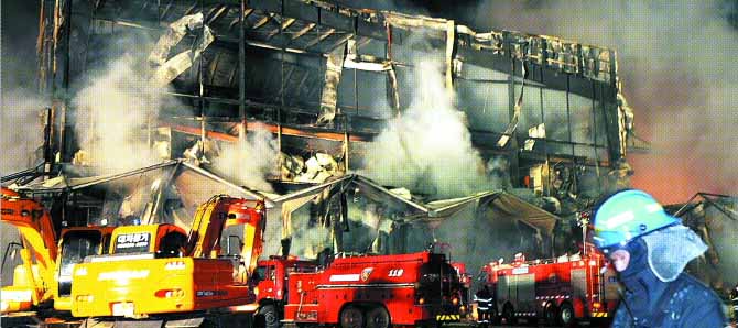 5일 오후 경기도 이천 물류창고에 발생한 불로 시꺼먼 연기가 건물을 휘감은 가운데 창고 앞에 소방차들이 줄지어 불을 끄고 있다. 이천 이호정기자 hojeong@seoul.co.kr