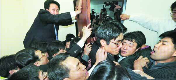 5일 오후 국회 기획재정위원회에서 한나라당이 예산안을 단독 심사하려 하자 민주당 의원과 보좌진들이 이를 막기 위해 회의실로 들어가려다 한나라당 쪽과 한데 뒤엉켜 몸싸움을 벌이고 있다. 김명국기자 daunso@seoul.co.kr