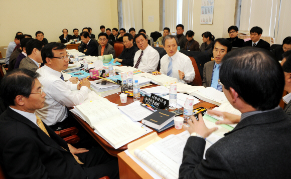 여야가 내년도 예산안을 오는 12일 처리하기로 합의한 가운데 휴일인 7일 국회 예산결산특별위원회 계수조정소위가 열리고 있다. 김명국기자 daunso@seoul.co.kr