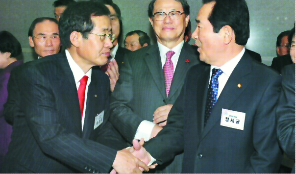 손 잡은 여·야 민주당 정세균(오른쪽) 대표와 한나라당 홍준표 원내대표가 9일 오후 여의도 국민일보 사옥에서 열린 ‘국민일보 창간 20주년 기념식’에서 만나 악수를 나누고 있다.뒤쪽은 정정길 대통령실장.   국회 사진기자단  