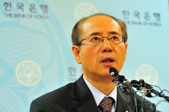 한국은행 김재천 조사국장이 12일 ‘2009년 경제 전망’을 발표하고 있다. 안주영기자 jya@seoul.co.kr 