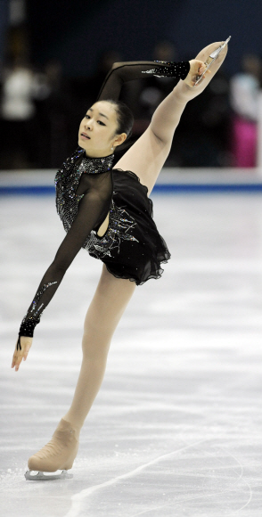 ‘피겨 여왕’ 쇼트 1위 김연아가 12일 고양시 어울림누리 얼음마루 빙상장에서 벌어진 2008~09 국제빙상연맹(ISU) 피겨스케이팅 그랑프리 파이널대회 여자 싱글 첫 날 쇼트프로그램에서 스파이럴 연기 도중 비엘만 자세로 빙판을 활주하고 있다.김연아는 기술점수 35.50점,예술점수 30.44점을 받아 합계 65.94점으로 1위에 올랐다.  안주영기자 jya@seoul.co.kr 