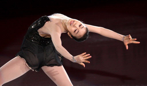 김연아가 14일 경기 고양시 어울림누리 얼음마루빙상장에서 막을 내린 2008~09 국제빙상연맹(ISU) 피겨 그랑프리 파이널 갈라쇼에서 화려하고 우아한 이너 바우어 자세로 은반을 타고 있다. 박진업기자 upandup@sportsseoul.com 