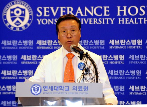 연세대 의대 신촌세브란스병원 박창일 의료원장이 17일 기자회견을 갖고 “존엄사를 인정하라는 1심 판결에 불복,대법원에서 판결받는 비약적 상고를 하기로 결정했다.”고 밝히고 있다. 이언탁기자 utl@seoul.co.kr