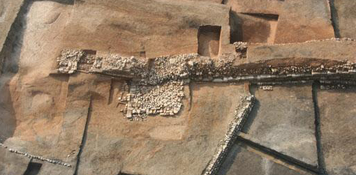 옛 동대문운동장 발굴 현장에서 발견된 성벽의 방어용 시설인 치성.가운데 돌무더기가 쌓인 네모난 부분이 치성이다. 중원문화재연구원 제공