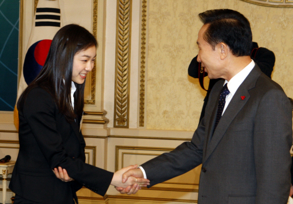 이명박 대통령이 18일 청와대에서 열린 ‘2008 대한민국 인재상’ 시상식에서 김연아 선수와 악수를 하고 있다. 최해국기자 seaworld@seoul.co.kr