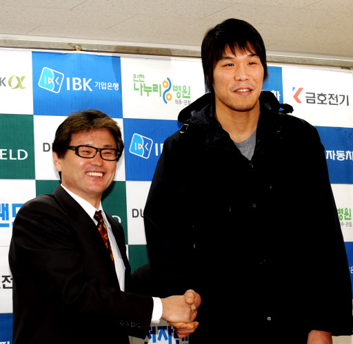 프로농구 인천 전자랜드로 이적한 서장훈과 최희암 감독이 19일 인천 삼산체육관에서 열린 기자회견에서 인사를 나누고 있다. 