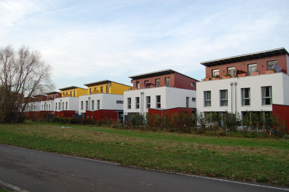 크론스베르크 인근에 자리잡은 패시브 하우스 단지.주민들은 겨울에도 난방을 하지 않으며,혹한기에도 사흘 정도만 난로를 이용한다. 크론스베르크 이도운기자 dawn@seoul.co.kr