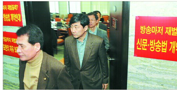 여야간 대치로 국회가 파행을 겪고 있는 가운데 21일 문화체육관광방송통신위를 점거한 민주당 의원들이 기자들에게 입장을 밝히기 위해 회의실 앞 복도로 나오고 있다. 김명국기자 daunso@seoul.co.kr