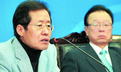 한나라당 홍준표(왼쪽) 원내대표가 21일 서울 여의도 당사에서 기자간담회를 갖고 “야당과 협의해서 법안 처리를 하겠다는 원칙에는 변함이 없다.”는 입장을 밝히고 있다.오른쪽은 박희태 대표. 김명국기자 daunso@seoul.co.kr