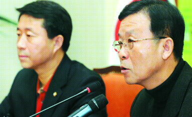 민주당 원혜영(오른쪽) 원내대표가 21일 국회에서 기자간담회를 갖고 “이명박 대통령과 한나라당 지도부는 국회를 전쟁터로 만든 것에 대해 사과해야 한다.”고 밝히고 있다.왼쪽은 조정식 원내 대변인.  김명국기자 daunso@seoul.co.kr