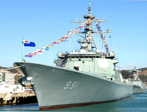 한국 최초의 이지스 구축함(DDG)인 7600t급 세종대왕함이 22일 오후 해군작전사령부 부산기지에서 취역식을 갖고 실전에 투입됐다. 부산 왕상관기자 skwang@seoul.co.kr 