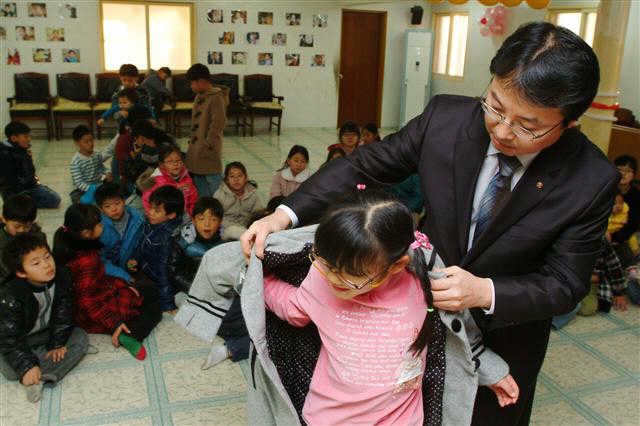 롯데복지재단이 지난 5일 경기도 여주의 아동보육시설 ‘우리집’을 방문해 아이들에게 방한복을 전달하고 있다.