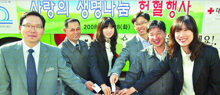 한국도로공사 직원들이 ‘사랑의 생명나눔 헌혈행사’에서 헌혈증을 기증하고 있다.