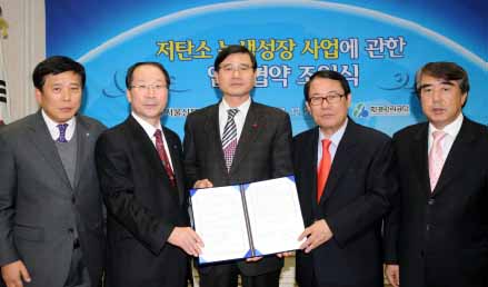 23일 열린 서울신문과 환경관리공단의 ‘저탄소 녹색 성장’ 업무협력 협약식이 끝난 뒤 참석자들이 기념촬영을 하고 있다.왼쪽부터 김성환 환경관리공단 사업이사,양용운 환경관리공단 이사장,이병욱 환경부 차관,노진환 서울신문 사장,박종선 서울신문 부사장.  안주영기자 jya@seoul.co.kr