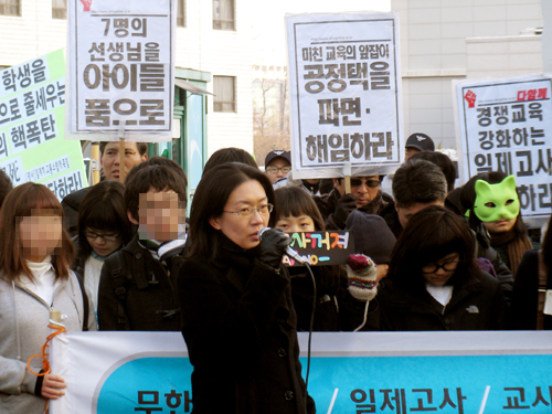 민주노동당 이수정 서울시의원이 23일 서울시교육청 앞에서 벌어진 ‘일제고사 반대’ 기자회견에서 공정택 서울시교육감을 규탄하고 있다.