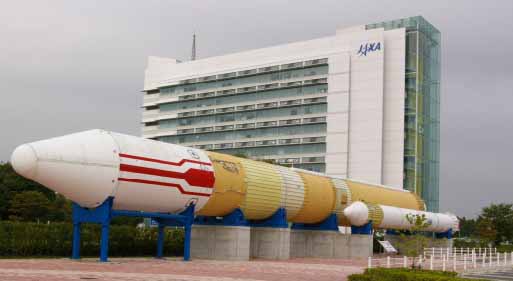 로켓 추진체 전시 일본 이바라기현 쓰쿠바 시의 JAXA 우주센터 전경.길이 50m의 H-2A 로켓 추진체가 인상적이다.  쓰쿠바 류지영 기자