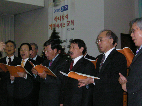경복고 39기 동기들로 이뤄진 합창단 ‘경복 3927’ 단원들이 지난 21일 서울 성남 국군수도병원에서 환자들을 위해 합창을 하고 있다. 