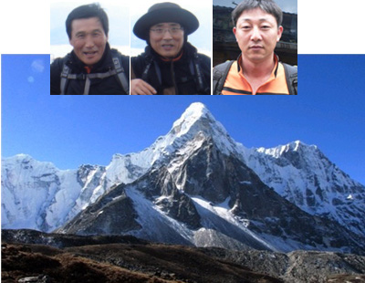 히말라야 아일랜드 피크봉 등정에 성공한 장기기증·이식자 양지모(왼쪽부터)·민경배·김광식씨.배경은 아일랜드 피크 정상. 한국노바티스 제공