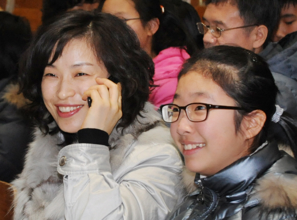 26일 서울 중곡동 대원국제중학교에서 열린 이 학교 신입생 선발을 위한 최종 추첨전형에서 입학이 확정된 학생과 학부모가 활짝 웃고 있다. 이언탁기자 utl@seoul.co.kr 