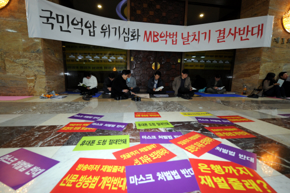 민주당 당직자들이 28일 국회 본회의장 출입문 앞에서 농성하고 있다.소속 의원들의 본회의장 점거는 이날로 사흘째 이어졌다. 안주영기자 jya@seoul.co.kr