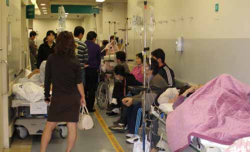 서울 일원동 삼성서울병원 응급실이 29일 밤 환자와 보호자들로 북적거렸다.응급실 자리가 부족해 환자들이 복도에 마련된 간이침대와 의자에서 링거를 맞거나 진료를 받고 있다. 