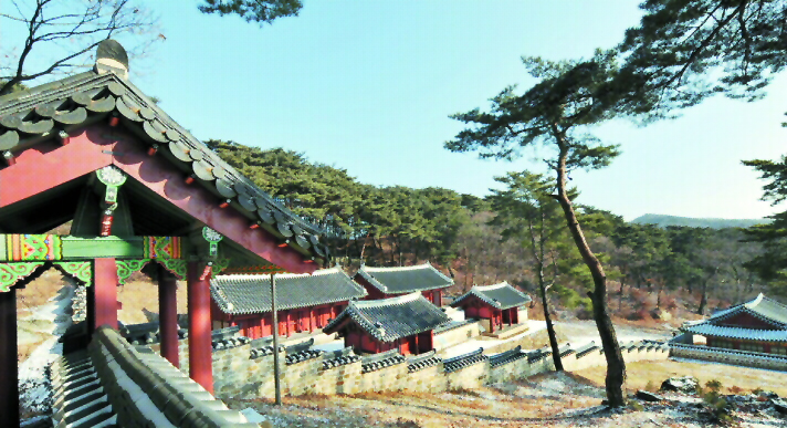 복원된 남한산성의 행궁.행궁은 병자호란 당시 인조가 머물던 ‘임시 조정’이었다.행궁의 복원을 맞아 병자호란이라는 ‘아픈 역사’에서 역사의 교훈을 제대로 배울 수 있는 마음가짐도 함께 ‘복원’되기를 기대한다. 류재림기자 jawoolim@seoul.co.kr