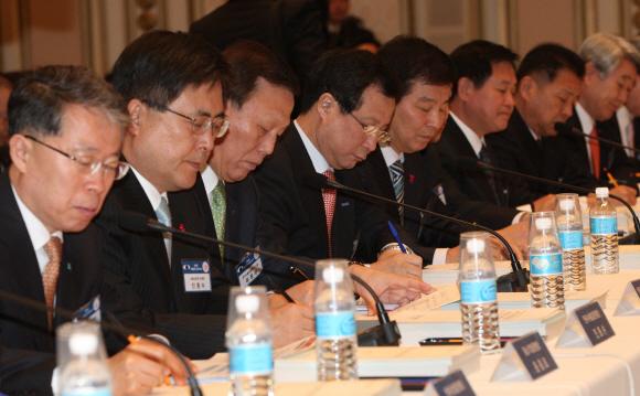 30일 청와대에서 열린 한국전력·주택공사·토지공사 등 34개 공기업의 합동 업무보고에서 공기업 최고경영자들이 이명박 대통령의 인사말을 듣고 있다. 최해국기자 seaworld@seoul.co.kr