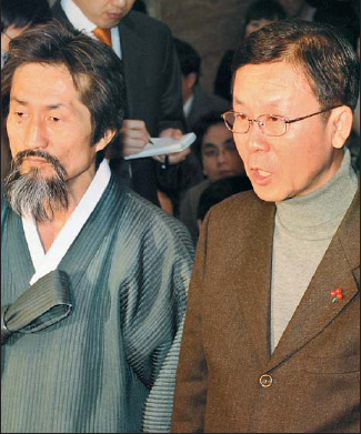 민주당 원혜영(오른쪽) 원내대표와 민주노동당 강기갑 원내대표가 30일 오후 여야 원내대표회담이 결렬된 뒤 국회에서 기자회견을 갖고 있다. 김명국기자 daunso@seoul.co.kr