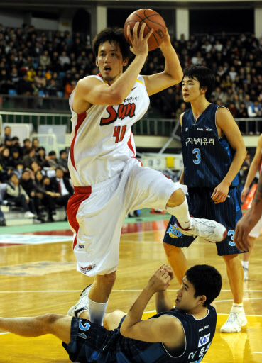 오리온스 이동준(위쪽)이 31일 대구체육관에서 열린 2008~09 프로농구 홈경기에서 KCC 이중원과 부딪히며 리바운드를 낚아내고 있다. 최재원기자 shine@sportsseoul.com
