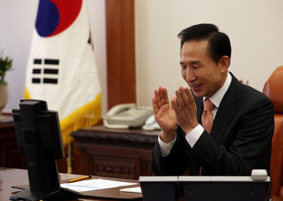 이명박 대통령이 새해 첫날인 1일 청와대 집무실에서 레바논에 파견 중인 동명부대의 송경호 부대장과 화상통화를 하면서 격려하고 있다. 최해국기자 seaworld@seoul.co.kr 