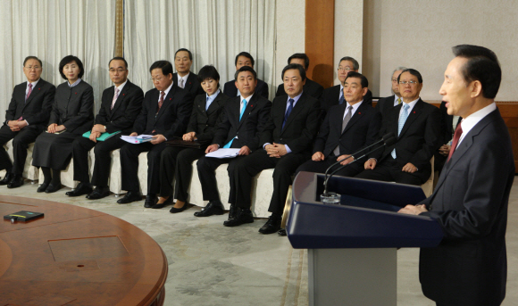 이명박 대통령이 2일 청와대에서 주요 비서진이 지켜보는 가운데 새해 국정연설을 하고 있다. 최해국기자 seaworld@seoul.co.kr