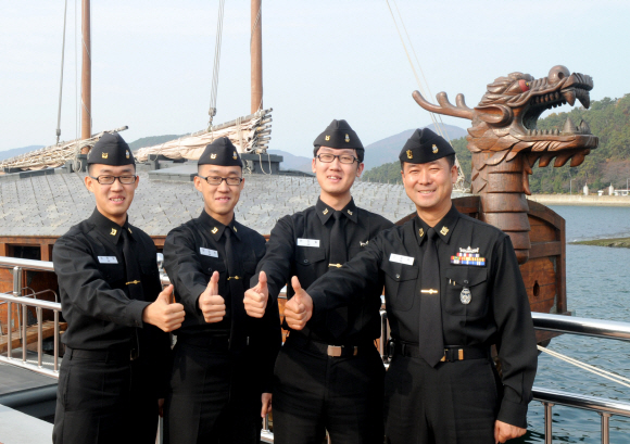 해군 부사관의 길을 함께 걷고 있는 아버지 안창호(맨 오른쪽) 해군사관학교 주임 원사와 세 아들 진일(오른쪽 두번째)·진천(오른쪽 세번째)·진성 하사 4부자가 2일 경남 진해 옥포만 해군사관학교에 있는 거북선 앞에서 “충무공처럼 조국의 바다를 지키는 데 헌신하겠다.”면서 새해 결의를 다지고 있다. 해군 제공