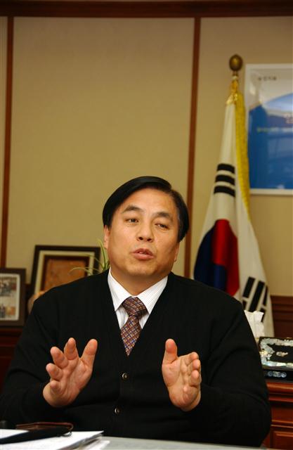 ●김선규 이사장은 ▲1956년 대구생 ▲84년 계명대 영문과 졸 ▲99년 대구대 대학원 특수교육학과 박사과정 졸업 ▲95년 대구안심제1종합사회복지관 관장 ▲96년 대구미래대학교 재활공학과 교수 ▲97년 상록뇌성마비복지회 이사 ▲2000년 한국장애인연맹 이사 ▲2002년 장애인고용촉진공단 고용개발원 원장 ▲2005년 장애인고용촉진공단 고용촉진이사