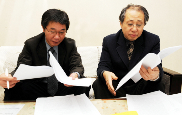 문학평론가 황현산(오른쪽) 고려대 교수와 문흥술 서울여대 교수가 평론부문 응모작들을 놓고 의견을 나누고 있다. 도준석기자 pado@seoul.co.kr 