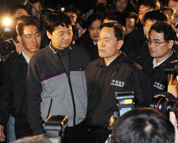 4일 오후 국회 본회의장 앞 로텐더홀에서 서갑원(왼쪽에서 두번째) 민주당 원내 수석부대표가 농성을 해제해 줄 것을 요청하는 국회 경위과장 등을 막고 대치하고 있다. 이언탁기자 utl@seoul.co.kr