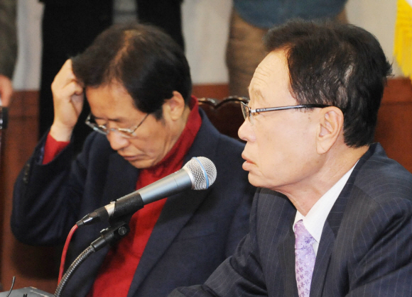 한나라당 박희태 대표가 4일 서울 여의도 당사에서 열린 긴급 최고위원회의에서 “민주당은 본회의장 점거를 해제하라.”고 촉구하고 있다.왼쪽은 홍준표 원내대표. 이언탁기자 utl@seoul.co.kr