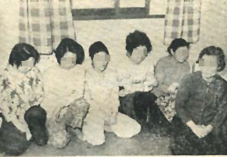 경찰에 잡혀온 여자 도박꾼들. 이 중에는 사장 부인, 교수부인, 전직 연예인들도 끼어 있다.